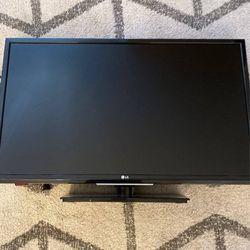 TV with Build DVD LG 32LG40  With a built-in DVD player and excellent color accuracy, the LG 32LG40 is a top-notch choice for an all-in-one 32-inch LC