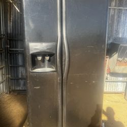 🚨🚨🚨🚨Frigidaire  Black Refrigerator 🚨🚨🚨🚨