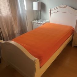 WHITE BED WOOD FRAME WITH BOX 