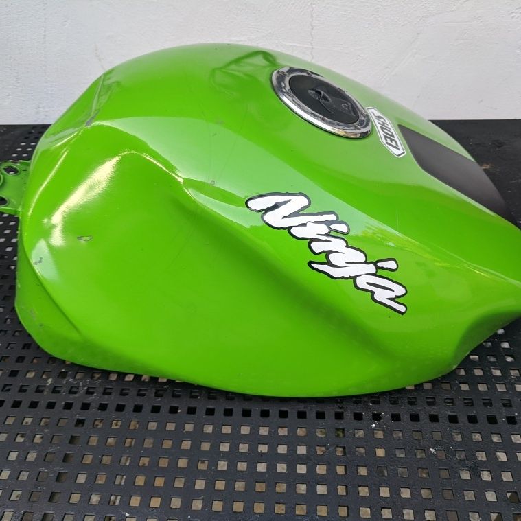 グリーン（Lサイズ×2、Mサイズ1） Kawasaki Zx7r Gas Tank for Sale in Miami, FL - OfferUp