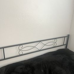 FULLL SIZE METAL BED FRAME 