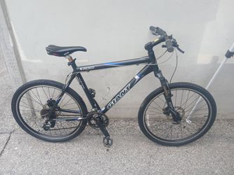 Men's 26" giant Yukon mountain bike with disc brakes