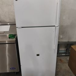 GE Full-size refrigerator