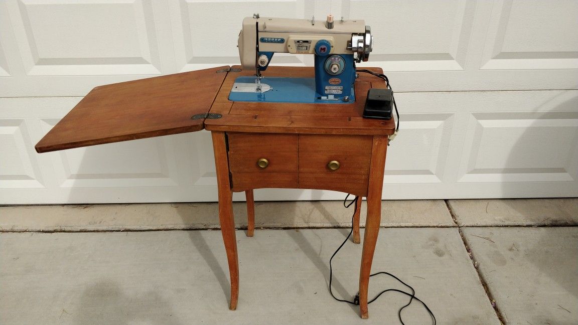 Vintage Morse Model 4100 Sewing Machine With Hideaway Desk
