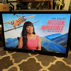 55 Inch Vizio Smart TV. In Great Working Condition. Vizio Razor M550SV. Remote Included