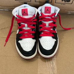 Jordan 1 Mid Very Berry (PS) Size 2.5Y