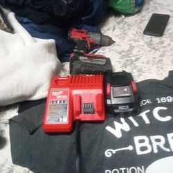 Milwaukee Rapid Charger 18 And 12 Volt Ports  With 8 Amp  Battery .