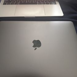 MacBook Pro with M2 Touch Bar 13.3 16GB