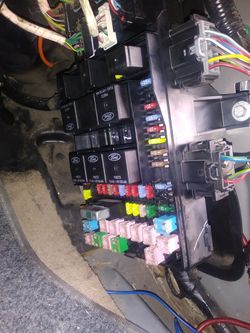 Quien vende una caja para fusibles para una troka ford 150 4x4 2004