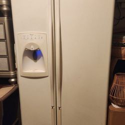 FREE AMANA REFRIGERATOR !! PICK UP ONLY 