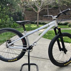 24’ Santa Cruz Jackal 4.1 large (NEW)