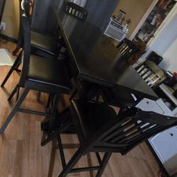 Table with 6 Chairs. 