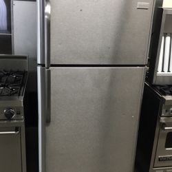 FRIGIDAIRE 18 CU FT TOP FREEZER REFRIGERATOR APARTENT SIZE 