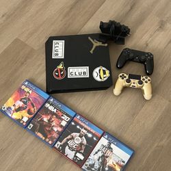Ps4 including 4 Games + 2 Controllers 