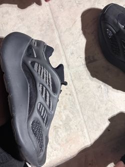 Yeezy 700 v3 dark glow size 8.5