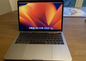 MacBook Pro 2017 with charger