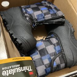 Size 7 Boys’ Snow Boots.