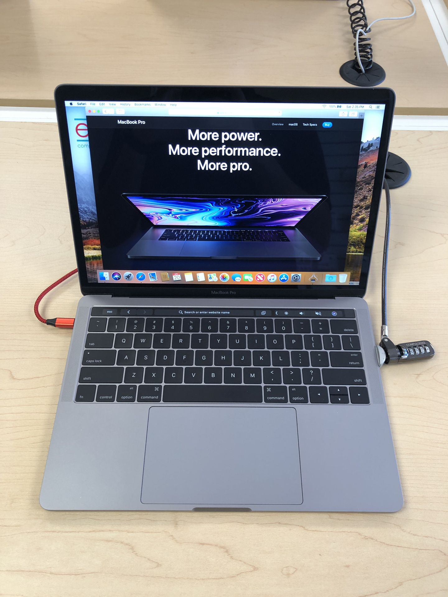 MacBook Pro 13” TouchBar *intel core i5/500GB SSD/8gb Ram/Webcam/Wifi*