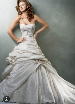 Maggie Sottero. Isabelle Dress Size 6