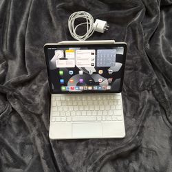 iPad Air 5 generation 64GB Apple Magic Keyboard Apple Pencil 