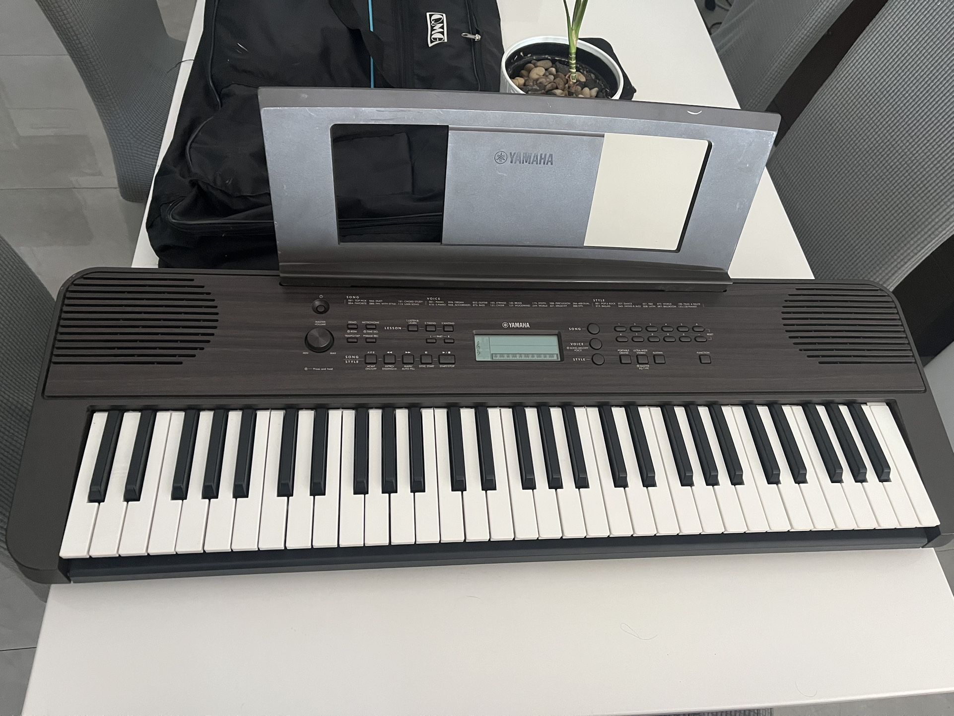 YAMAHA 61 KEYS PORTABLE KEYBOARD PSRE360 DARK WALNUT (PSR E360/ PSR-E360)+ Carrying Case