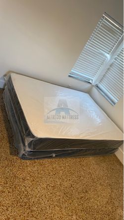 Queen mattress regular set with box spring ( 2pc brand new)