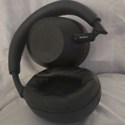 Like New Sony Noise-Canceling Headphones 