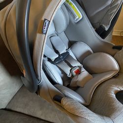 Chicco Car seat With Base And Accessories 