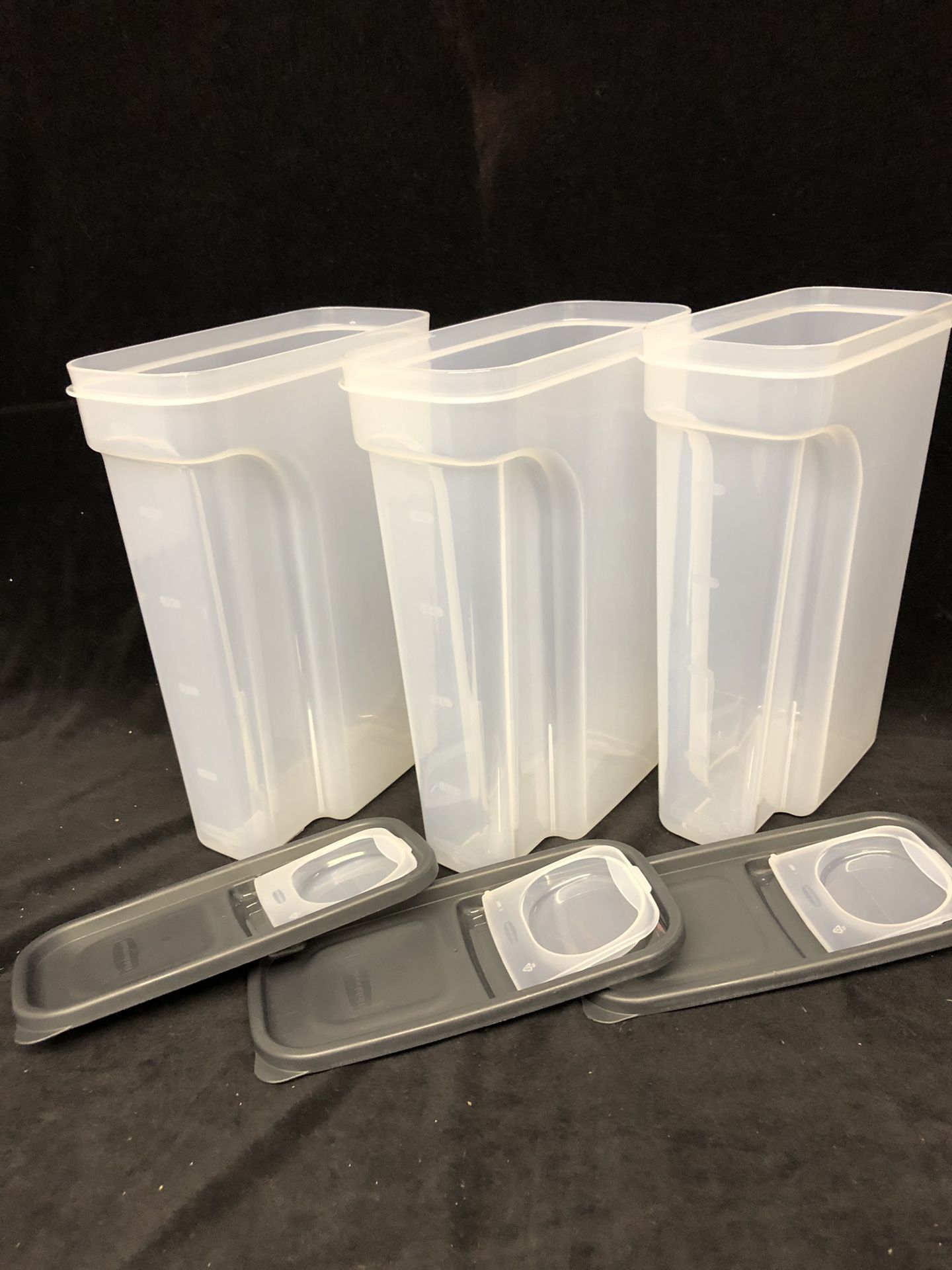 Rubbermaid 4 qt storage containers 3 in a set