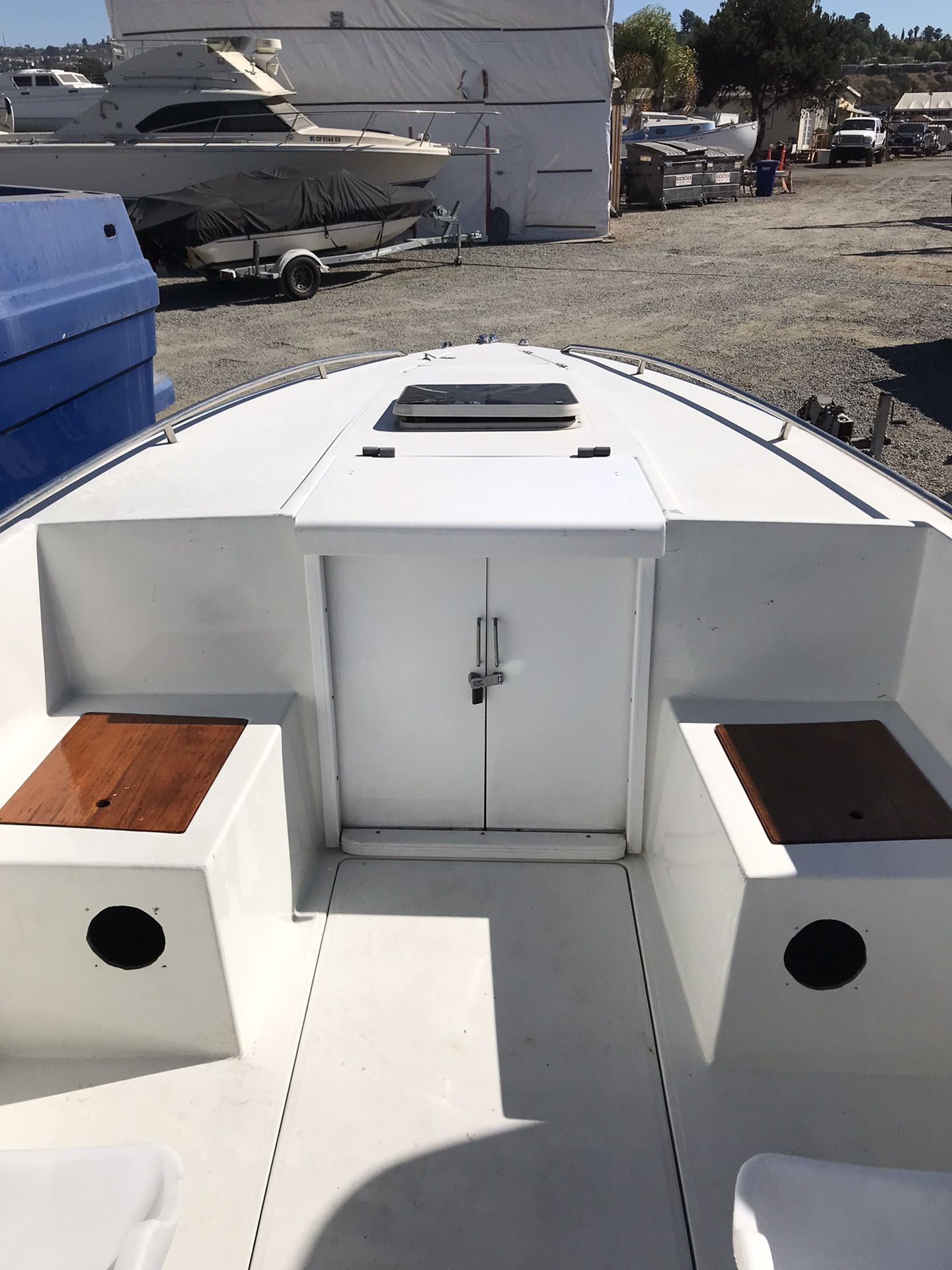 CHRISCRAFT 31 CENTER CONSOLE FISHING BOAT