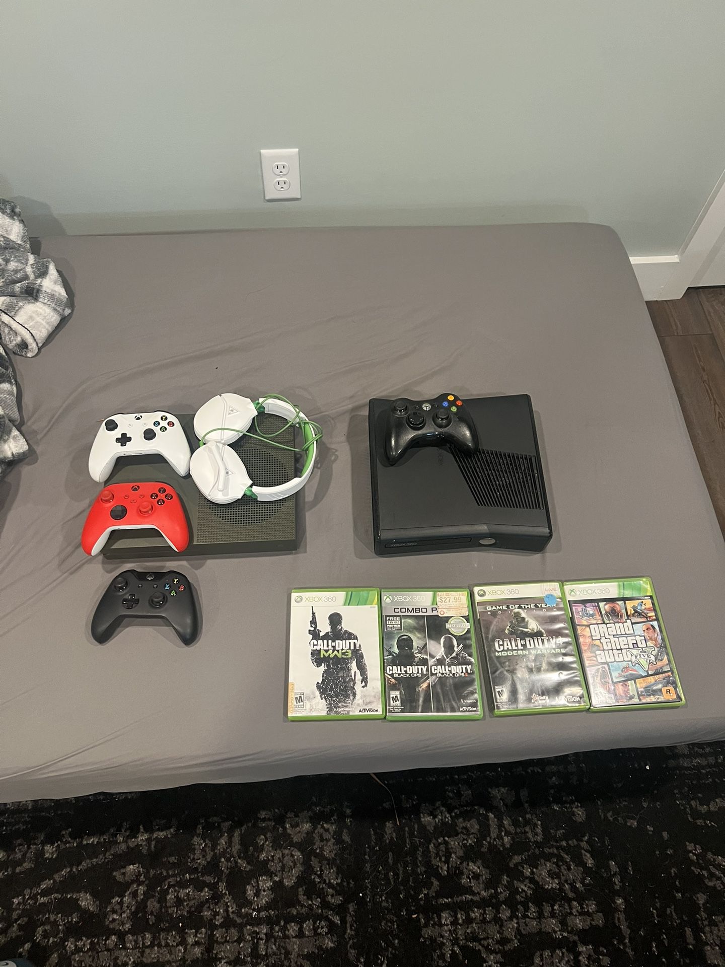 Xbox One S And 360 With Vintage Games