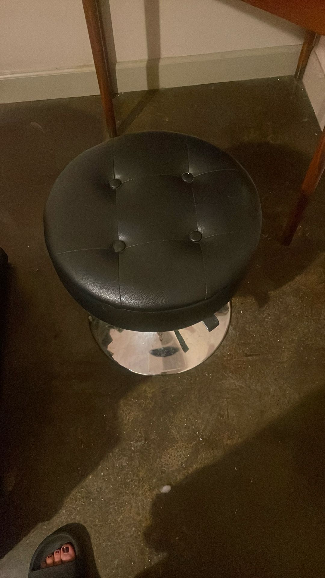 Adjustable vinyl Swivel Stool