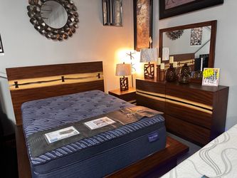 Solid wood bedroom set! ❤️📦 Easy Financing!