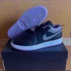 Nike Air Jordan 1 Low SE Black Lilac White Size 6.5y/8w Brand New
