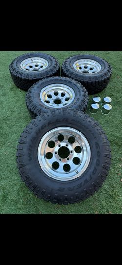 31x10.50/15 Toyota 22RE 4runner Tacoma rines 15x8 nuevos con llantas usadas
