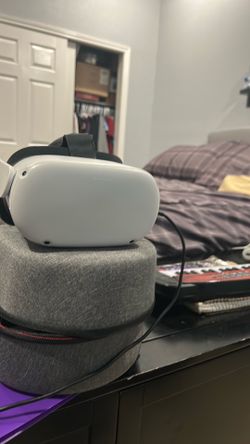 Quest 2 With controllers and case