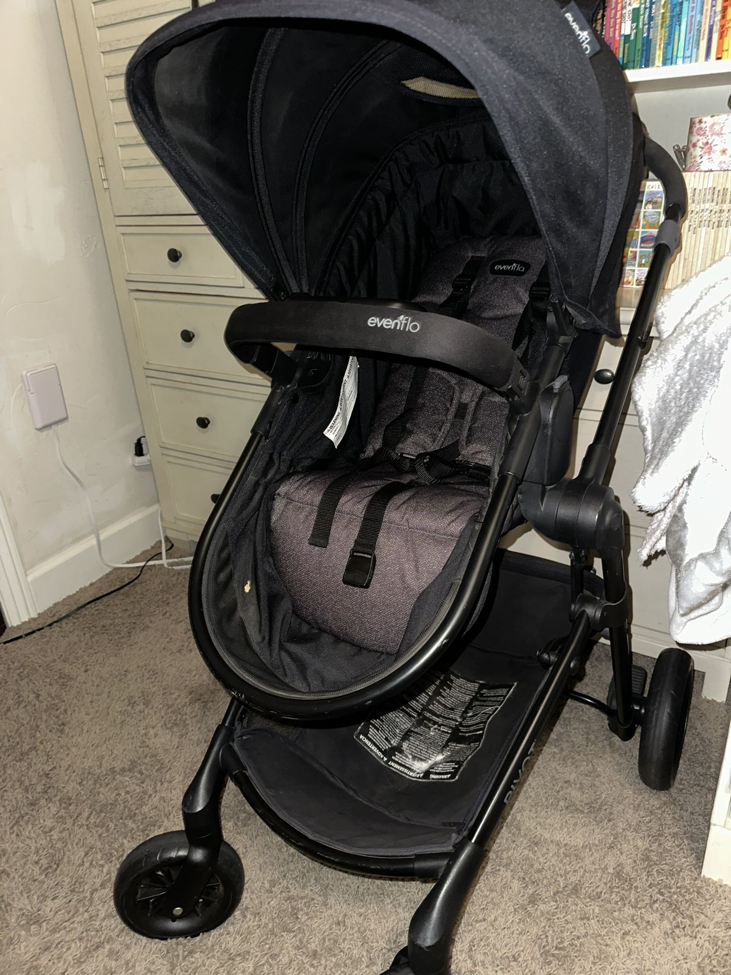 Evenflo Pivot Modular Travel System with LiteMax Infant Car Seat