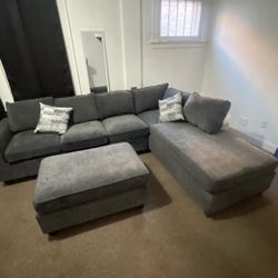 REVERSIBLE BRAND NEW GREY SECTIONAL WITH OTTOMAN 