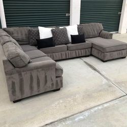 Huge Grey Sectional Couch Form Ashley Furniture in Great Condition - FREE DELIVERY 🚛