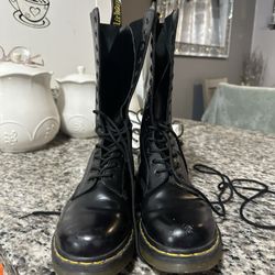 Dr. MARTENS WOMENS BOOTS SIZE 8