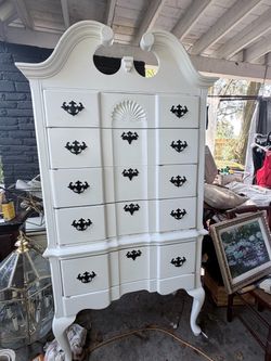 Queen and style dresser