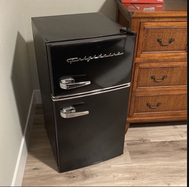Mini Fridge 
