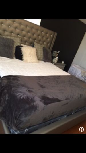 Sofia Vergara Paris Silver 7 Pc King Upholstered Bedroom Set For Sale In Pensacola Fl Offerup