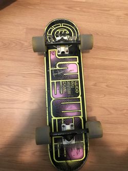 Skateboard with long board wheels