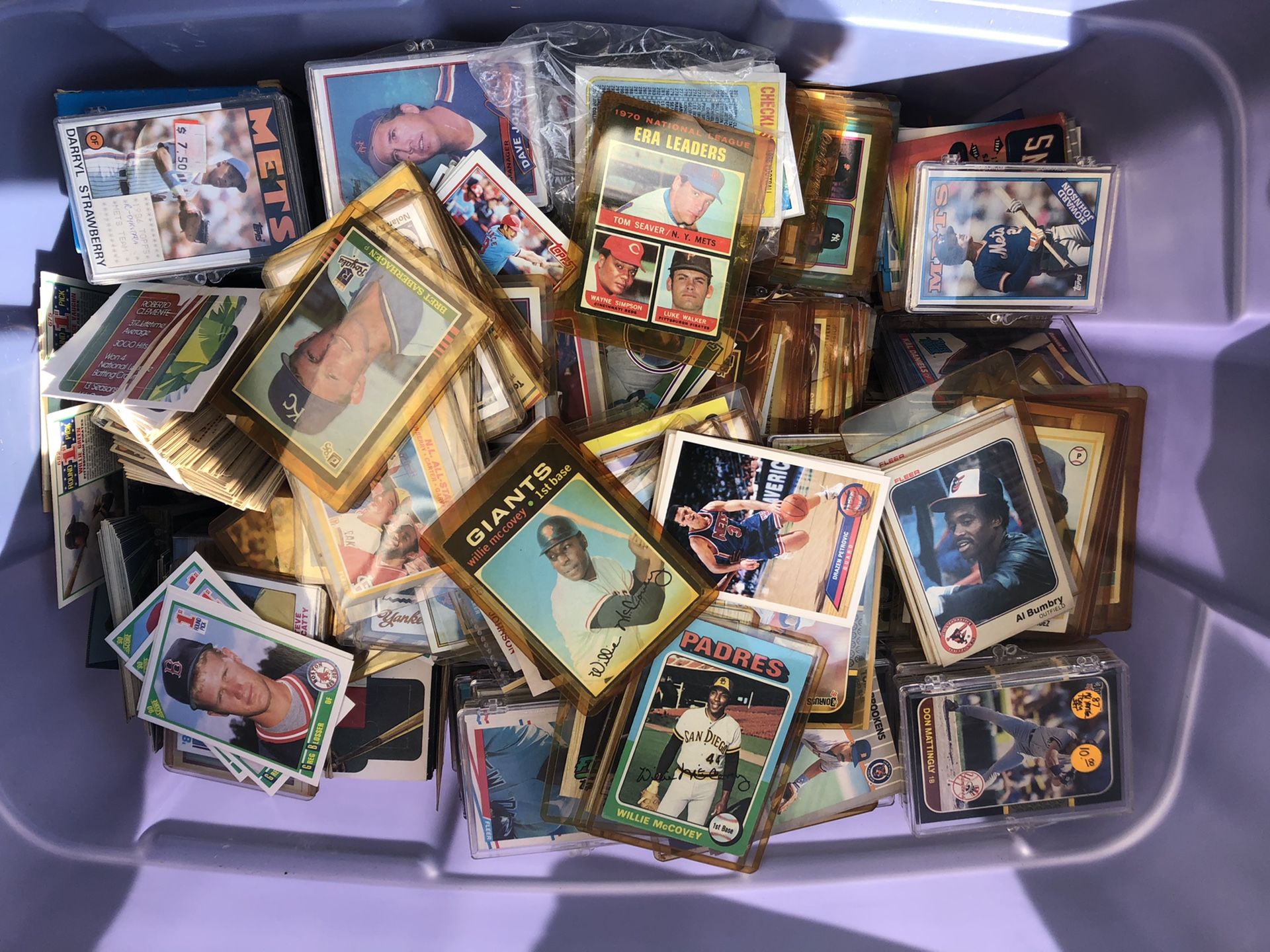 Large bucket of 1970,s 80,s baseball cards 100,s of cards 1st come 1st serve