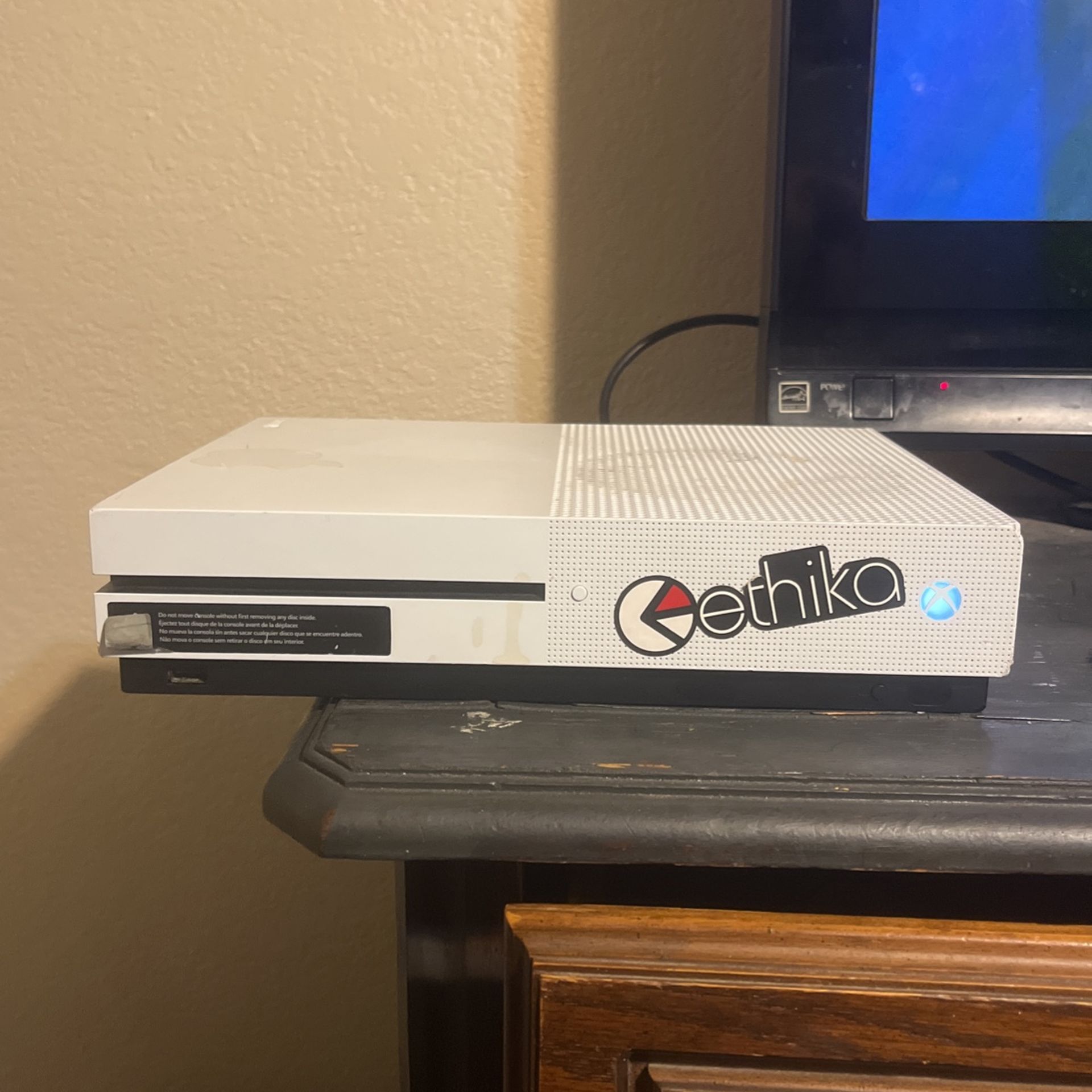 Xbox 1 S Electronics & Media