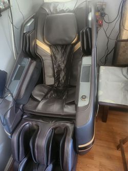 MASSAGE CHAIR W/ BLUETOOTH SPEAKERS AND WIRELESS CHARGING PORT AND TOUCH SCREEN MONITOR!!