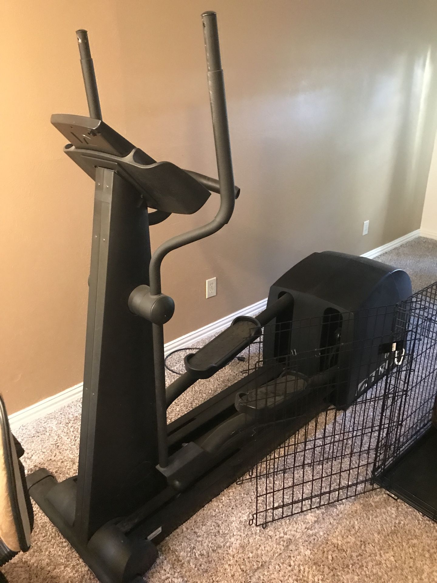 True Fitness 600EA Heavy Duty Elliptical Trainer