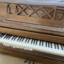 🎹 Vintage Cable-Nelson Spinet Piano – $Free