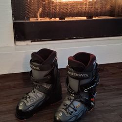 Ladies Ski Boots, Poles, Skiboards and bags- package